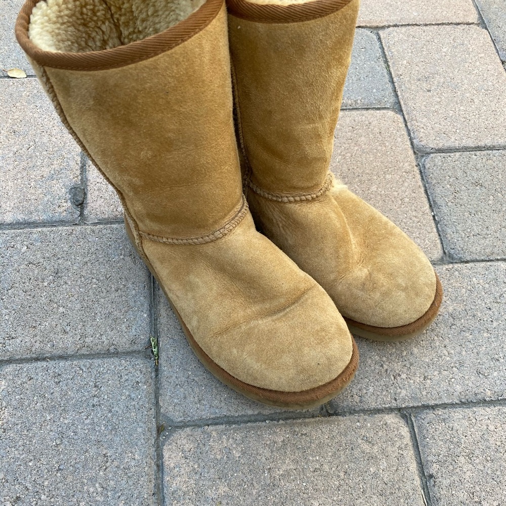 (945) UGG Boots (low)